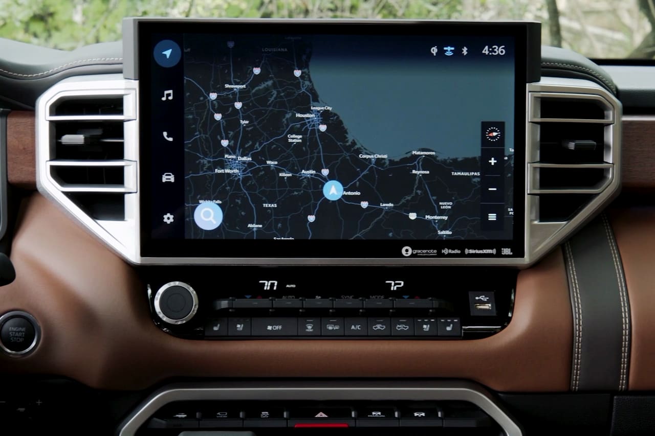 Toyota-stout-the-infotainment-system